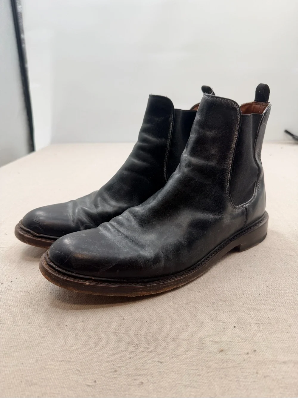 Frye Black Leather Chelsea Boots for Men - Classic Slip-On Style